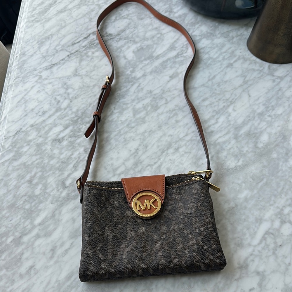 Michael Kors Brown Leather Crossbody Bag with Elegant Design